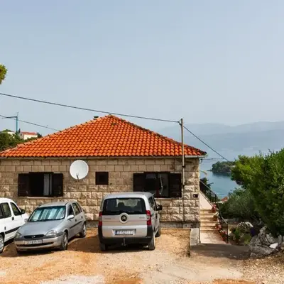 Apartments with parking space Splitska