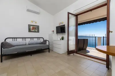 TV i/ili zabavni centar u objektu Family friendly seaside apartments Nemira, Omis - 4277