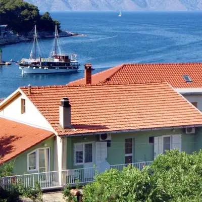 Apartments and rooms by the sea Jelsa