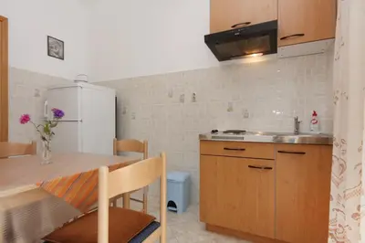 Kuhinja ili čajna kuhinja u objektu Apartments by the sea Sumartin, Brac - 5620