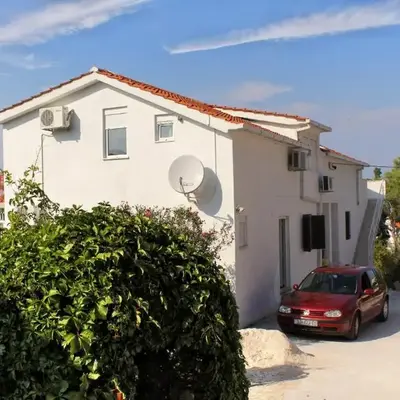 Apartments with parking space Sutivan
