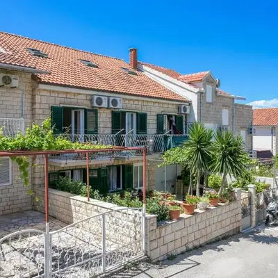 Apartments and rooms with parking space Supetar