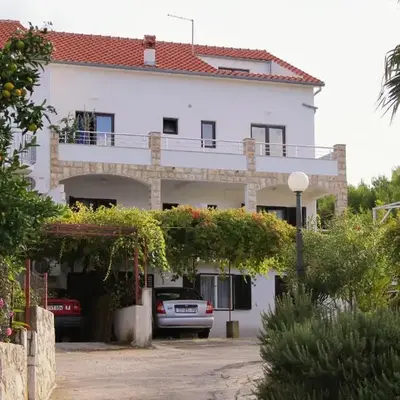 Apartments with parking space Jelsa