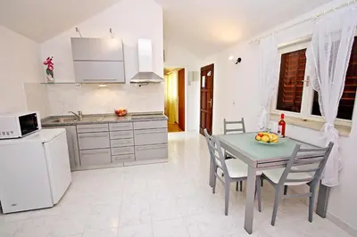Kuhinja ili čajna kuhinja u objektu Supetar Apartment City Center