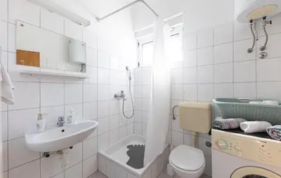 Kupaonica u objektu Gorgeous Apartment In Baska Voda With Wifi