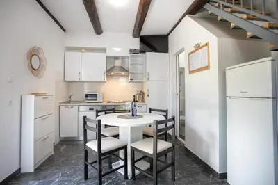 Kuhinja ili čajna kuhinja u objektu Family friendly seaside apartments Duce - Omis - 8668