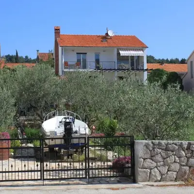 Apartments with parking space Stari Grad