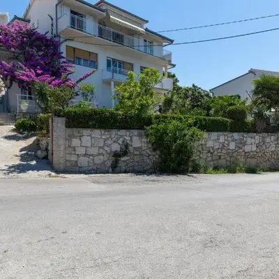 Apartments with parking space Sumpetar