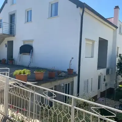 Apartments with parking space Stari Grad