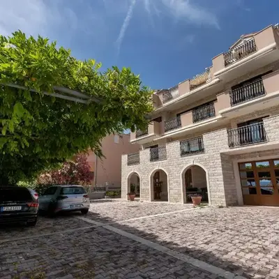 Apartments and rooms with parking space Duce