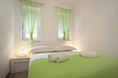 Krevet ili kreveti u jedinici u objektu Apartments by the sea Duce, Omis - 10304