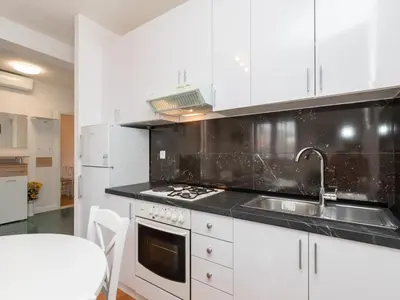 Kuhinja ili čajna kuhinja u objektu Villa Supetar Garden - Two Bedroom Apartment with Terrace