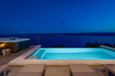 Bazen u objektu Seaview Villa Aria: Spectacular 3-bedroom Retreat ili u blizini
