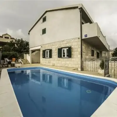 Family-friendly apartments with swimming pool Povlja