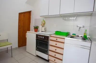 Kuhinja ili čajna kuhinja u objektu Deluxe Apartment Mrnjica with a private parking, terrace and sea view