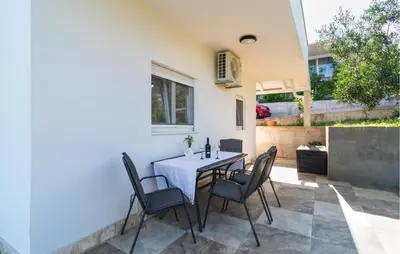 Popločani dio dvorišta ili vanjski dio objekta Stunning Home In Necujam With House Sea View