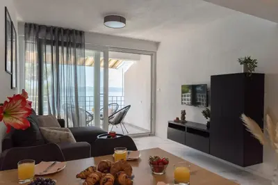 TV i/ili zabavni centar u objektu Ocean front apartment with stunning view