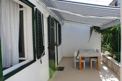 Popločani dio dvorišta ili vanjski dio objekta Apartments with parking space Supetar, Brac - 20219