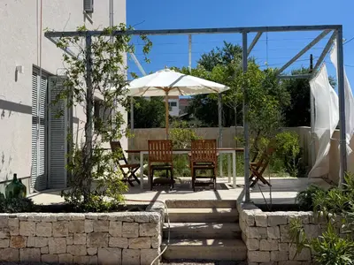 Vrt u objektu Supetar Cypress House - near the beach