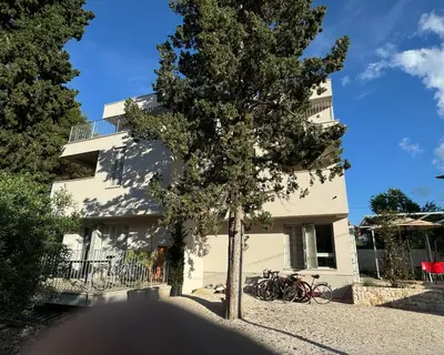Zgrada u kojoj se nalazi vikendica
