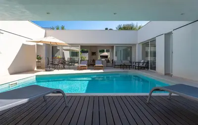 Bazen u objektu Villa Island Pearl A Stunning Oasis of Luxury and Serenity on Brač Island ili u blizini