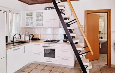 Kuhinja ili čajna kuhinja u objektu Three-Bedroom Holiday Home With Sea View In Praznica
