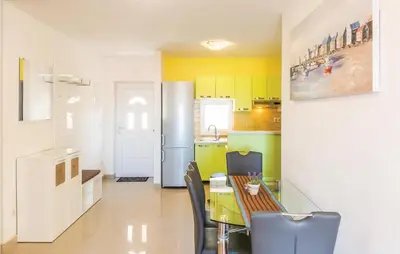 Kuhinja ili čajna kuhinja u objektu Three-Bedroom Apartment With Sea View In Baska Voda