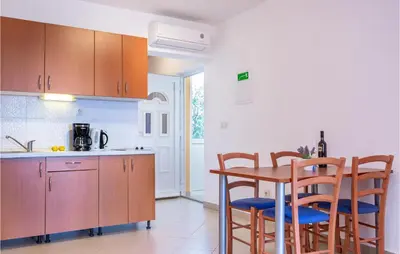 Kuhinja ili čajna kuhinja u objektu One-Bedroom Apartment With Sea View In Baska Voda