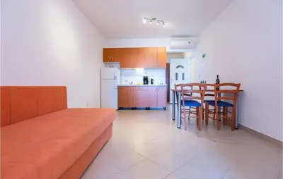 Kuhinja ili čajna kuhinja u objektu One-Bedroom Apartment With Sea View In Baska Voda