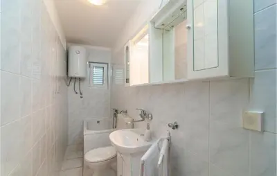Kupaonica u objektu Three-Bedroom Apartment In Dugi Rat
