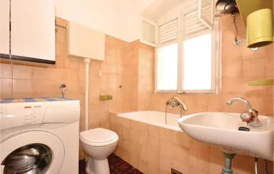Kupaonica u objektu Three-Bedroom Apartment With A Fireplace In Stari Grad