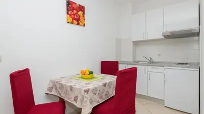 Kuhinja ili čajna kuhinja u objektu Apartman Erstic 3 - Baska Voda by Villas Guide