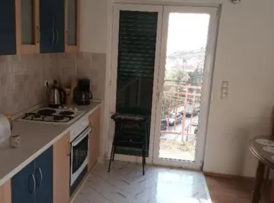 Kuhinja ili čajna kuhinja u objektu Spacious and Cozy Apartments Dugi Rat
