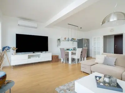 TV i/ili zabavni centar u objektu Deluxe 3 bedroom apartment with sea view