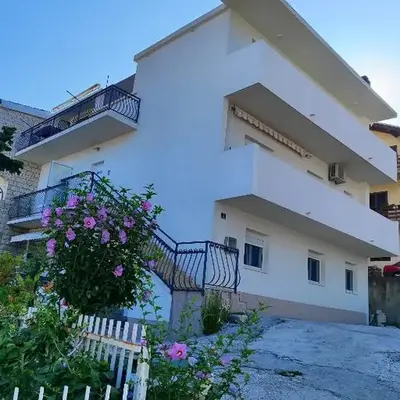 Apartments with parking space Stobrec