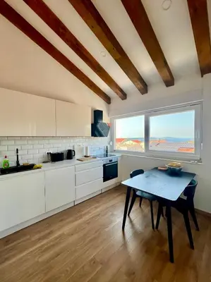Kuhinja ili čajna kuhinja u objektu Loft with Sea and Fortress View Central Hvar