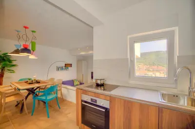 Kuhinja ili čajna kuhinja u objektu Best Sea View Apartment in Jelsa