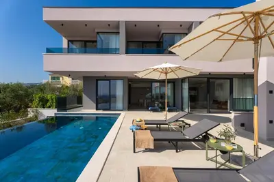 Bazen u objektu Villa Pavuza Luxury 4-Bedroom Seaview Villa ili u blizini