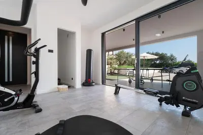 Fitness centar i/ili fitness sadržaji u objektu Villa Pavuza Luxury 4-Bedroom Seaview Villa