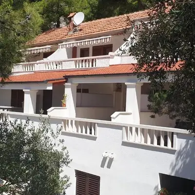Apartments and rooms with parking space Jagodna