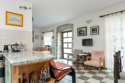 Kuhinja ili čajna kuhinja u objektu Renovated Old Stone House