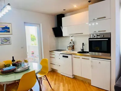 Kuhinja ili čajna kuhinja u objektu Sea View Beachfront Apartment Maslina
