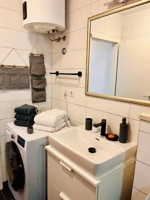 Kupaonica u objektu Sea View Beachfront Apartment Maslina
