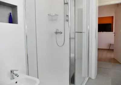 Kupaonica u objektu Apartments Mandalena with terrace, 1 min walk to the beach