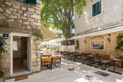 Restoran ili neka druga zalogajnica u objektu La Perla - Downtown House
