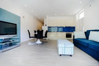 Kuhinja ili čajna kuhinja u objektu Luxury apartment Lara shared pool