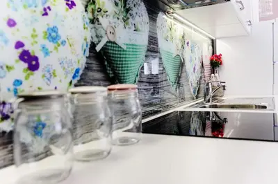 Kuhinja ili čajna kuhinja u objektu Lara Rose apartment shared pool