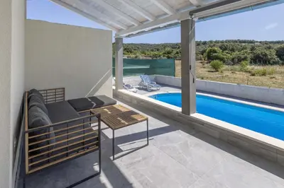 Bazen u objektu Villa Baras garden - house with pool ili u blizini