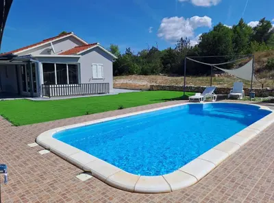 Bazen u objektu Nane Garden house with heated pool ili u blizini