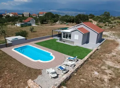 Bazen u objektu Nane Garden house with heated pool ili u blizini